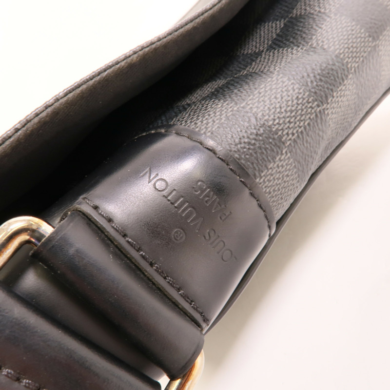 LOUIS VUITTON Damier Graphite Distrist PM銀扣肩背袋-10