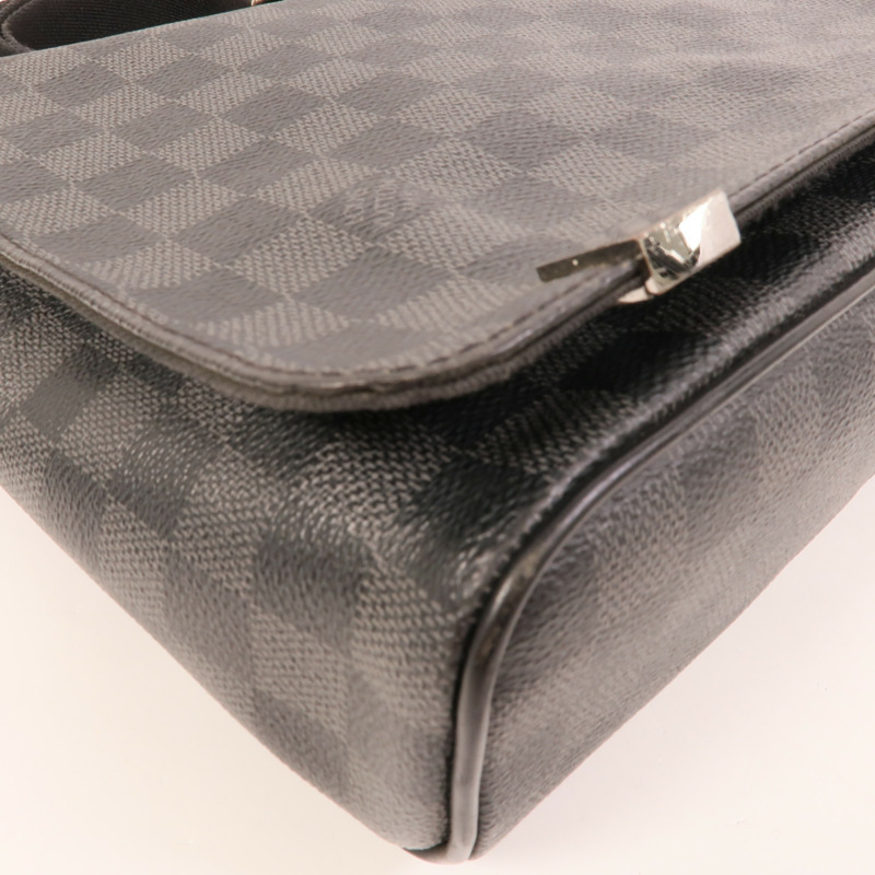 LOUIS VUITTON Damier Graphite Distrist PM銀扣肩背袋-11
