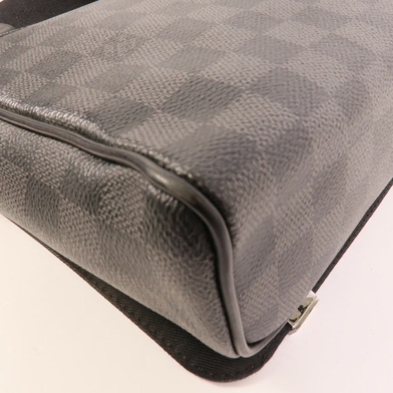 LOUIS VUITTON Damier Graphite Distrist PM銀扣肩背袋-12