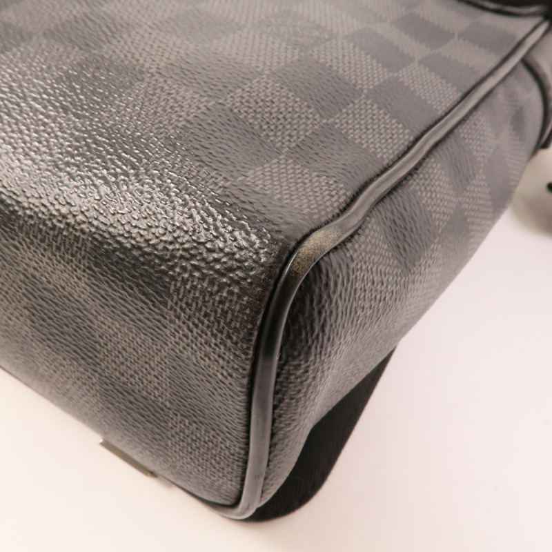 LOUIS VUITTON Damier Graphite Distrist PM銀扣肩背袋-13