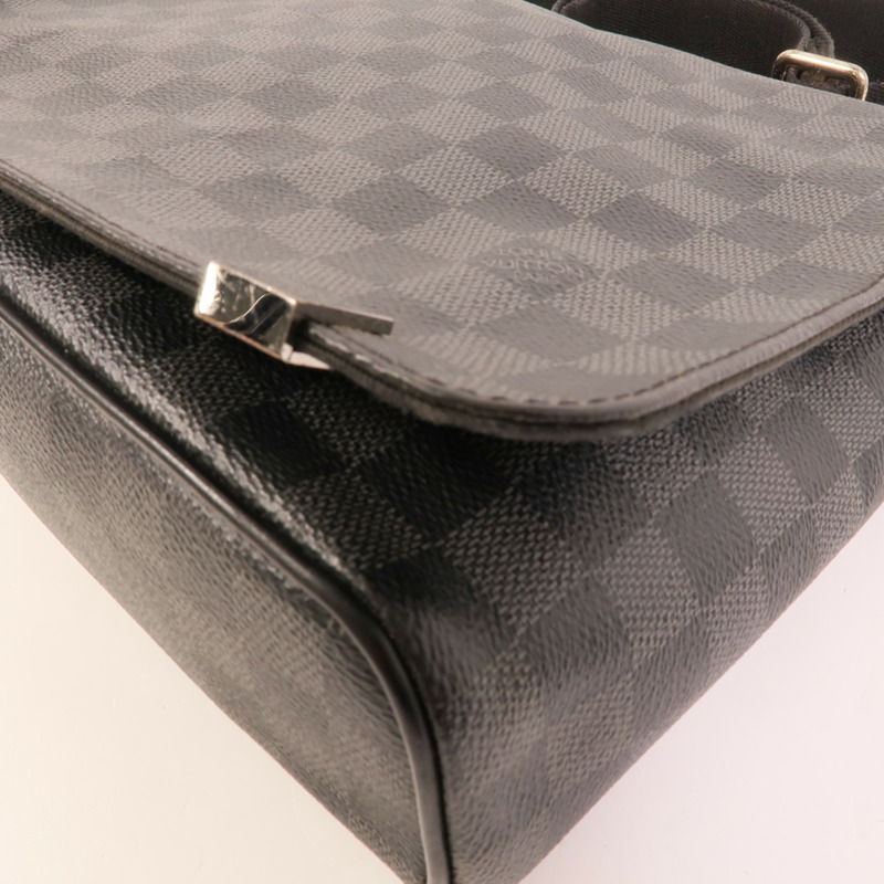 LOUIS VUITTON Damier Graphite Distrist PM銀扣肩背袋-14