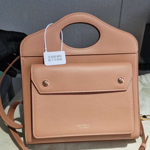 博柏利/Burberry  牛皮pocket口袋包 尺寸：26*23*5。配塵袋