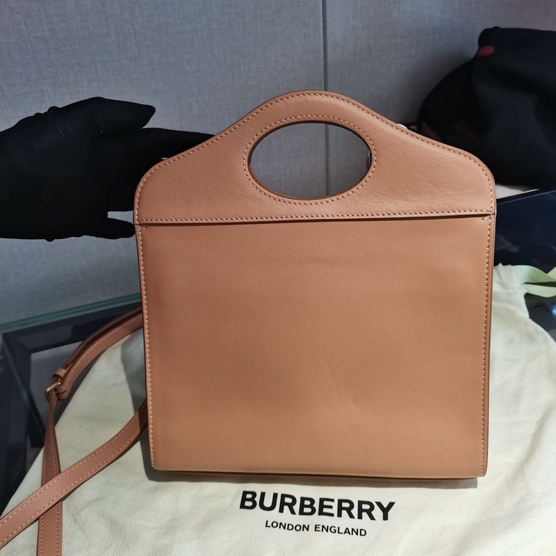 博柏利/Burberry  牛皮pocket口袋包 尺寸：26*23*5。配塵袋-1