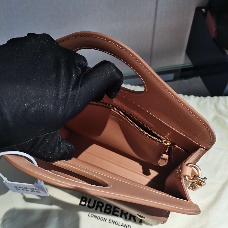 博柏利/Burberry  牛皮pocket口袋包 尺寸：26*23*5。配塵袋-4