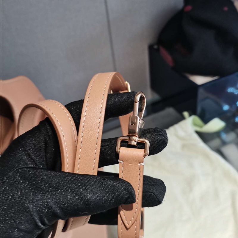 博柏利/Burberry  牛皮pocket口袋包 尺寸：26*23*5。配塵袋-5