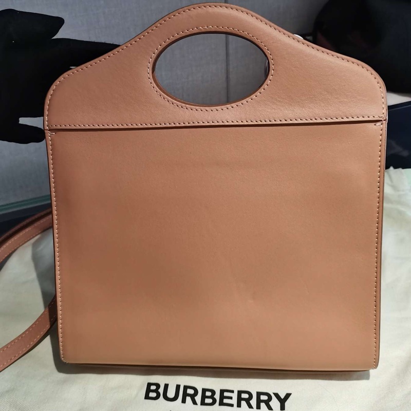 博柏利/Burberry  牛皮pocket口袋包 尺寸：26*23*5。配塵袋-9