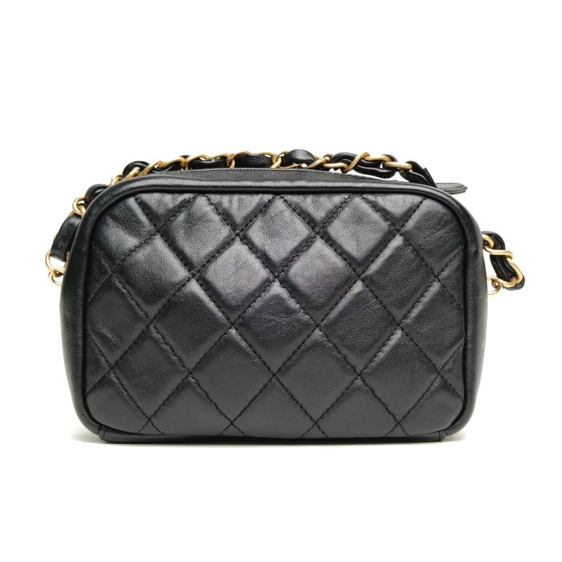 CHANEL 黑色羊皮26開金扣格紋拉鏈相機包肩背包-2