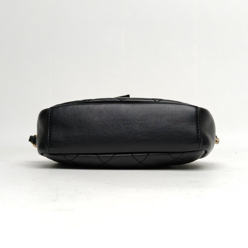CHANEL 黑色羊皮26開金扣格紋拉鏈相機包肩背包-4