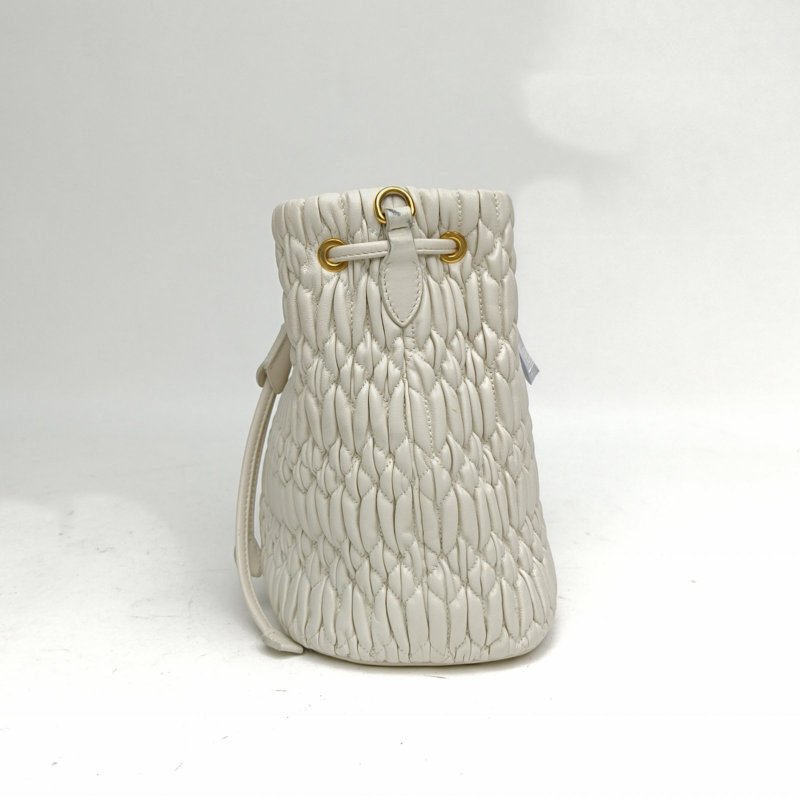 MIU MIU 白色羊皮褶皺水桶包肩背包-1