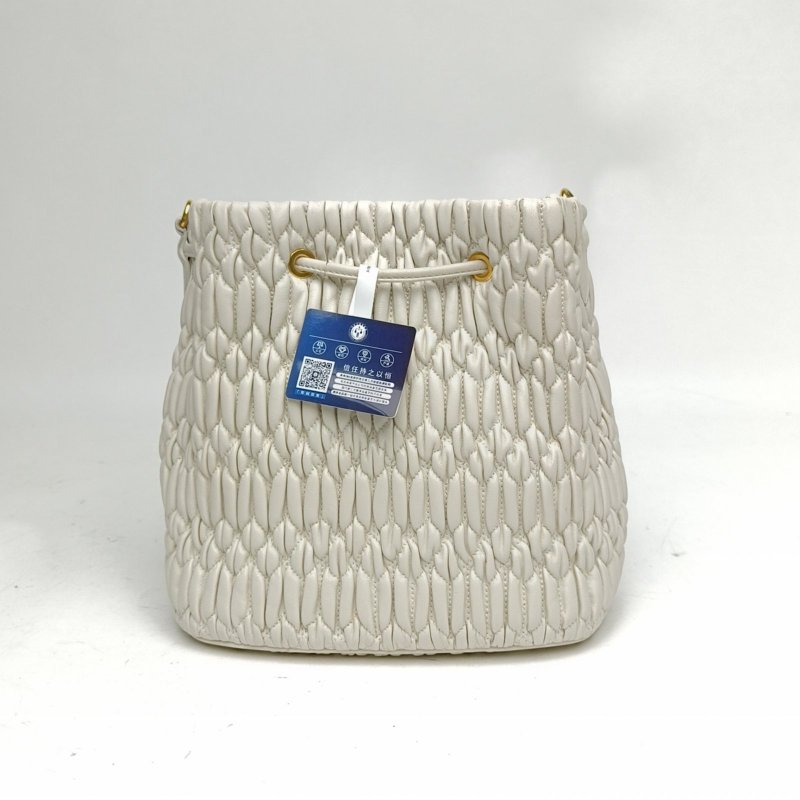 MIU MIU 白色羊皮褶皺水桶包肩背包-2