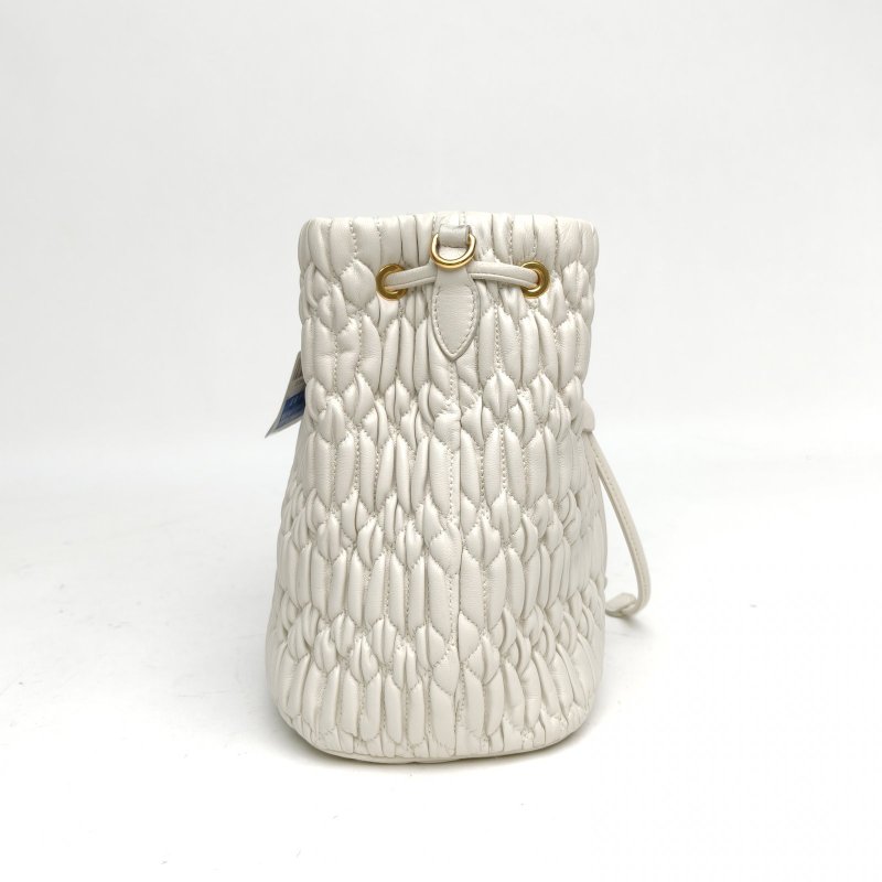 MIU MIU 白色羊皮褶皺水桶包肩背包-3