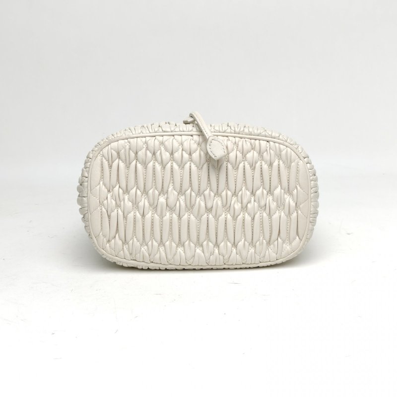 MIU MIU 白色羊皮褶皺水桶包肩背包-4