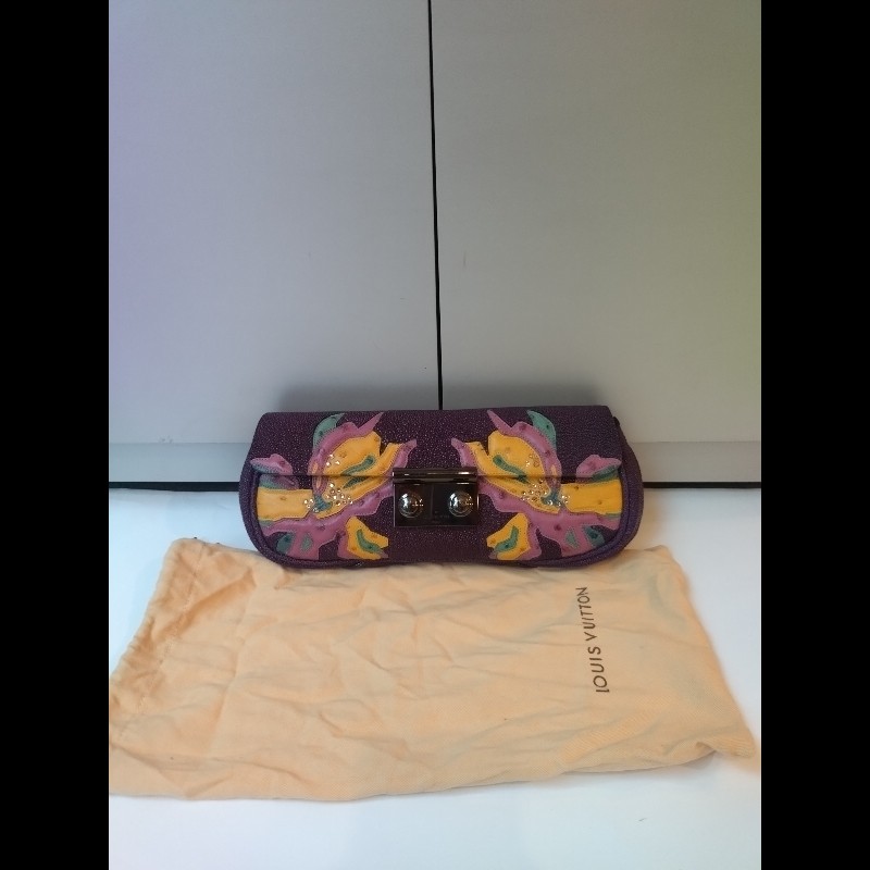 LV 紫色拼接皮革黑釦手拿包-1