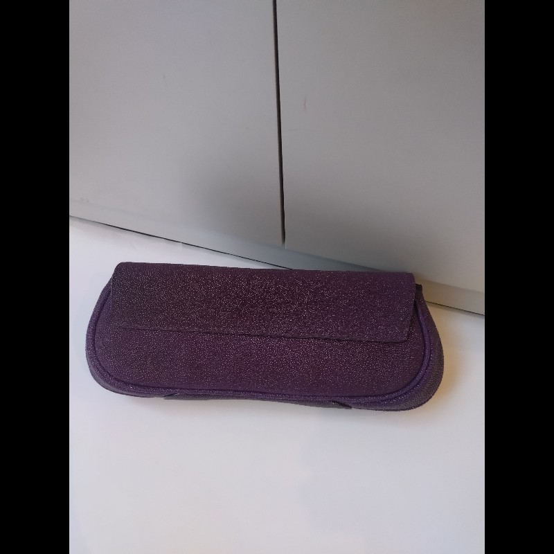 LV 紫色拼接皮革黑釦手拿包-2