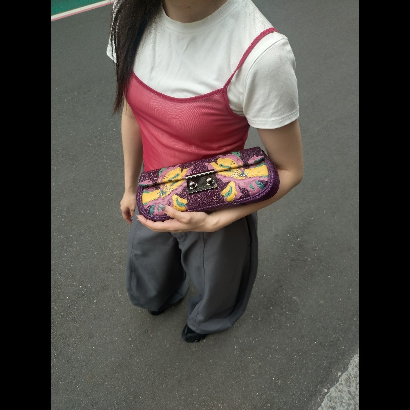 LV 紫色拼接皮革黑釦手拿包-3