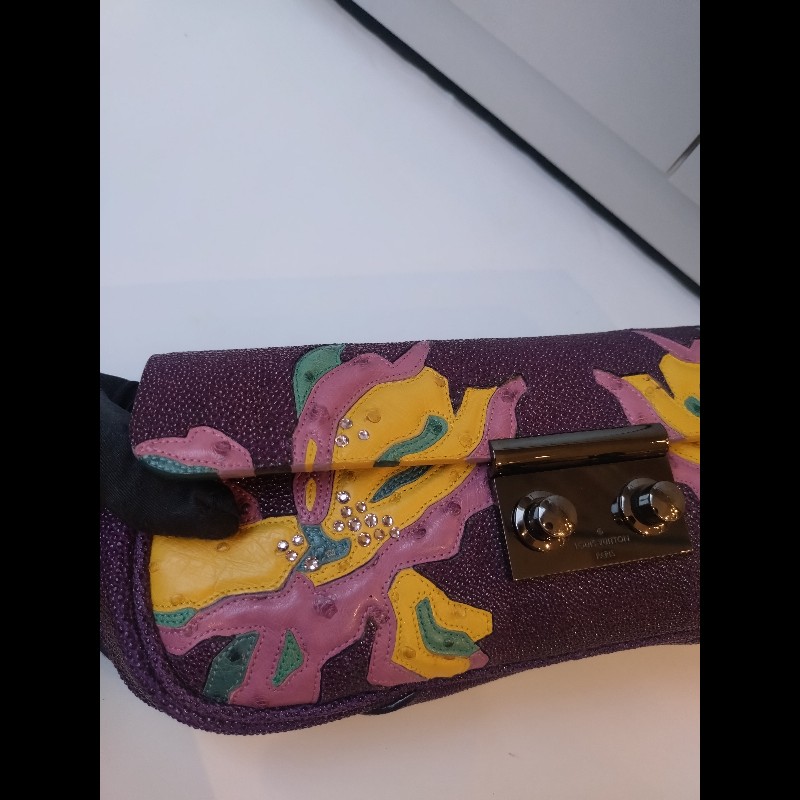 LV 紫色拼接皮革黑釦手拿包-5