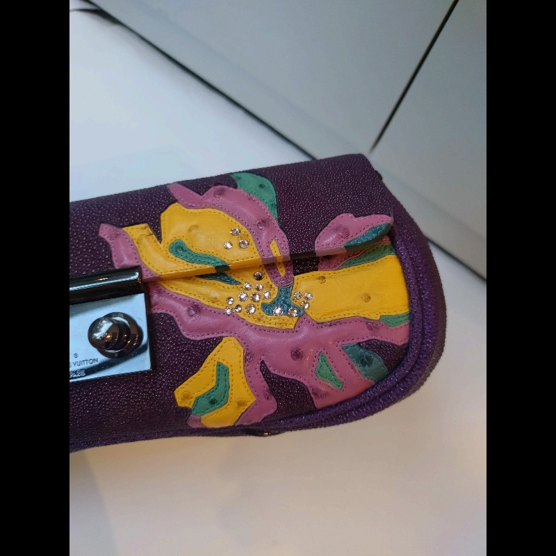 LV 紫色拼接皮革黑釦手拿包-6