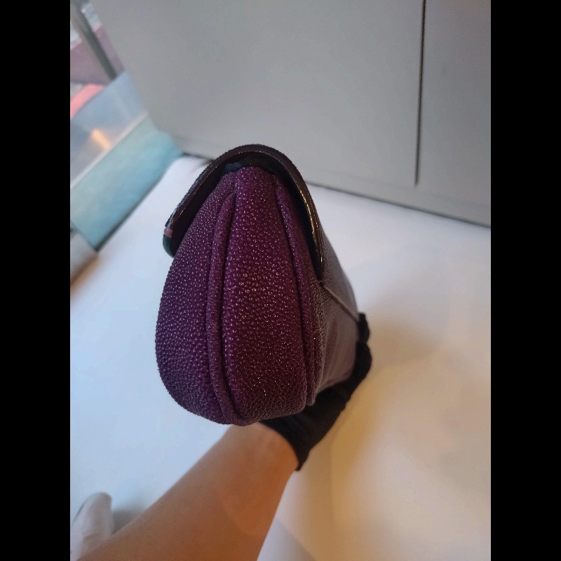 LV 紫色拼接皮革黑釦手拿包-7