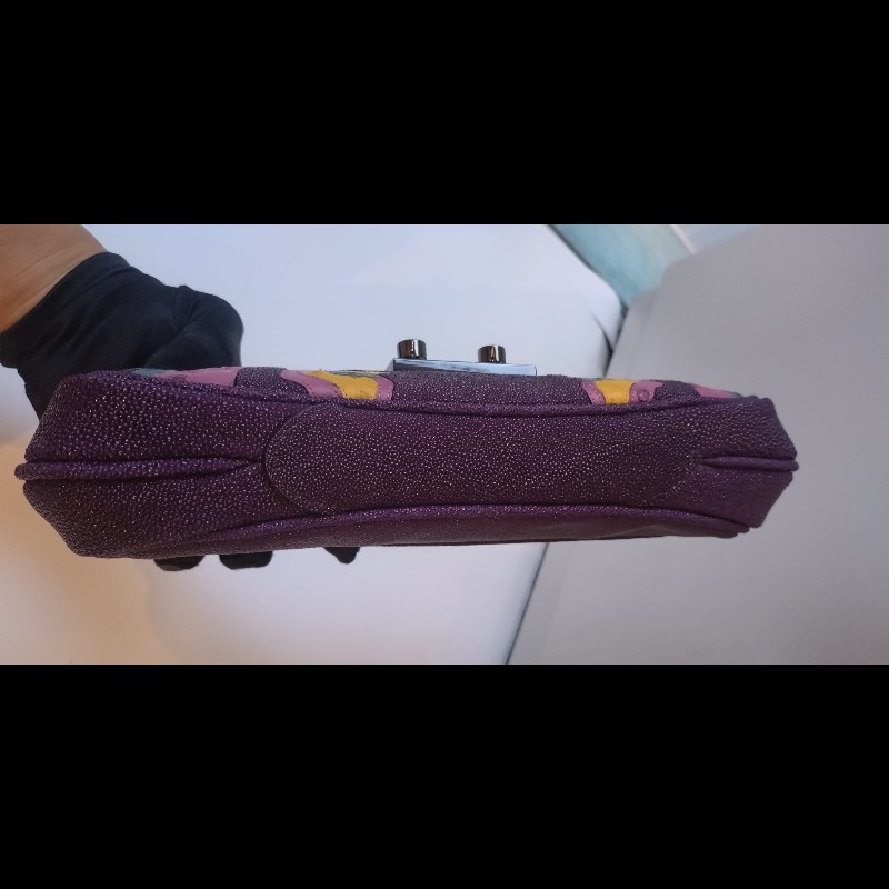LV 紫色拼接皮革黑釦手拿包-9
