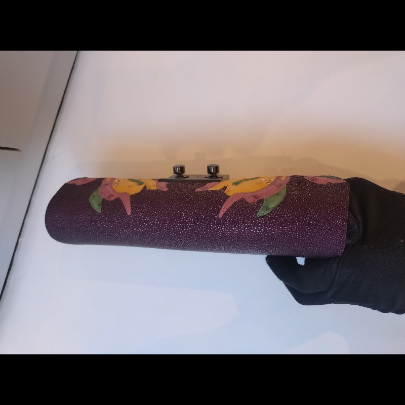 LV 紫色拼接皮革黑釦手拿包-11