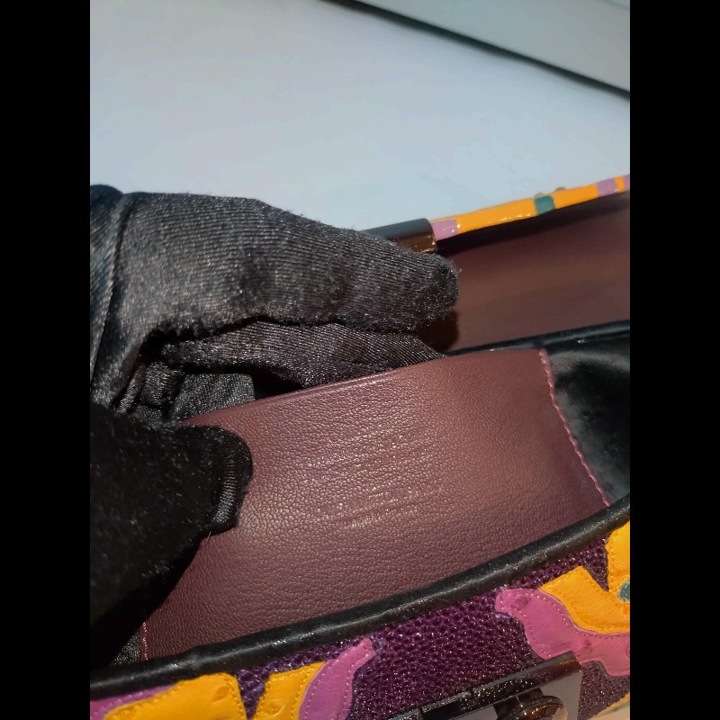 LV 紫色拼接皮革黑釦手拿包-13