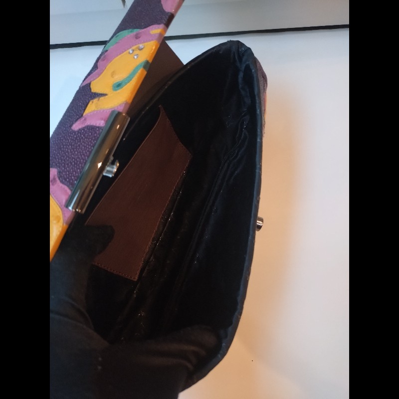 LV 紫色拼接皮革黑釦手拿包-15