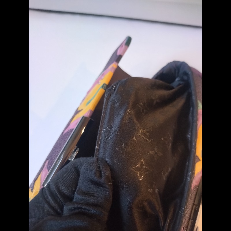 LV 紫色拼接皮革黑釦手拿包-16