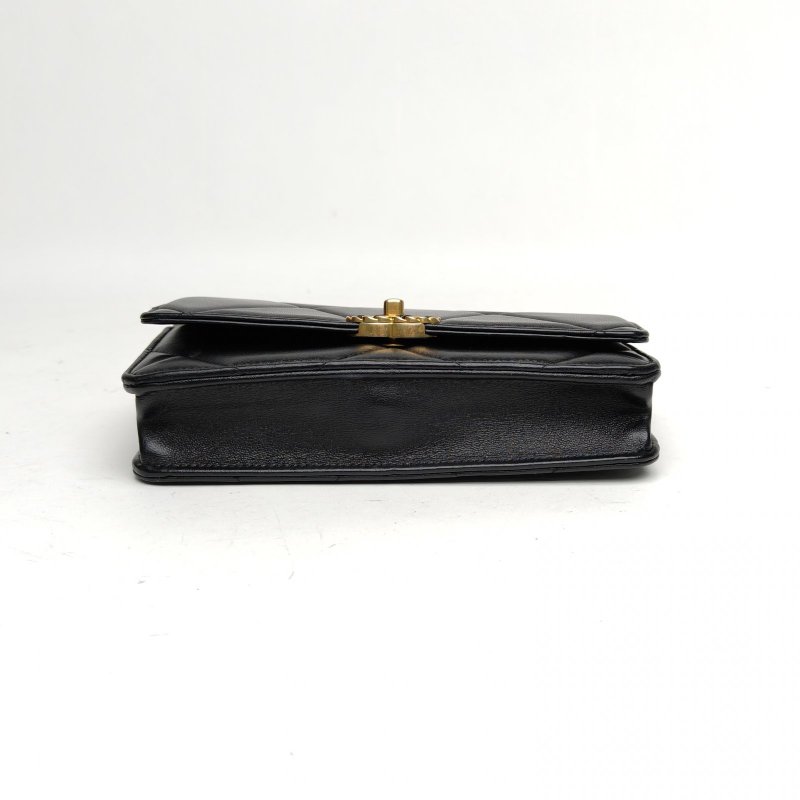 CHANEL 19BAG旋鈕WOC黑色羊皮晶片開金銀扣肩背包-4