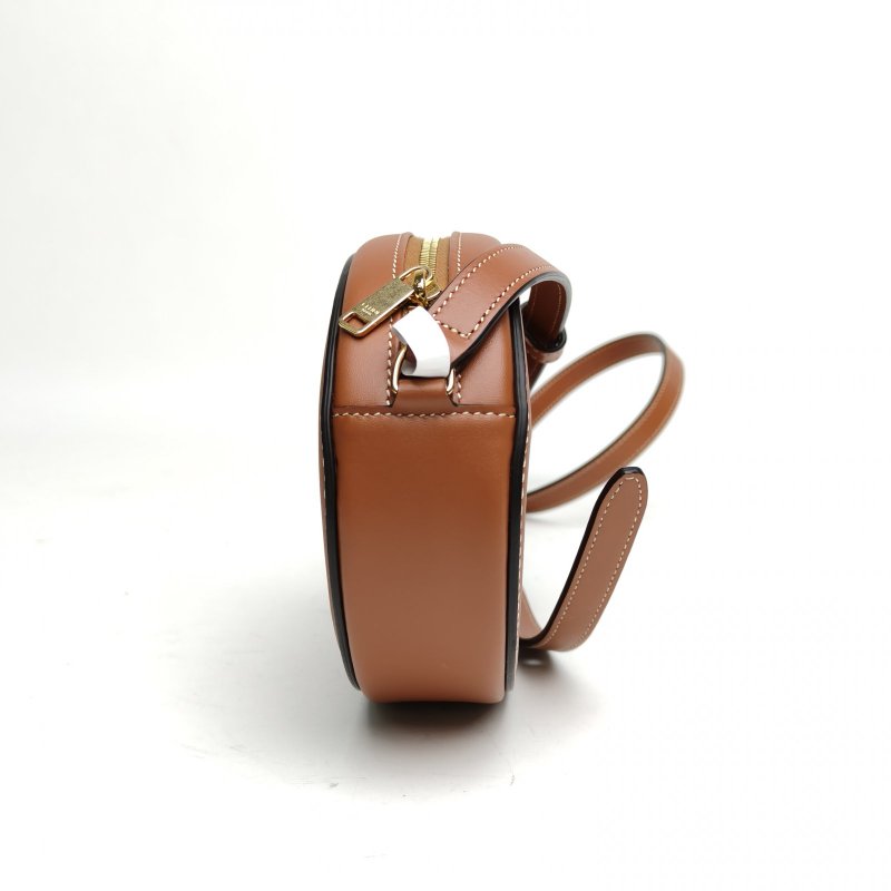 CELINE 凱旋門浮雕月餅包小號焦糖色牛皮金扣肩背包-3