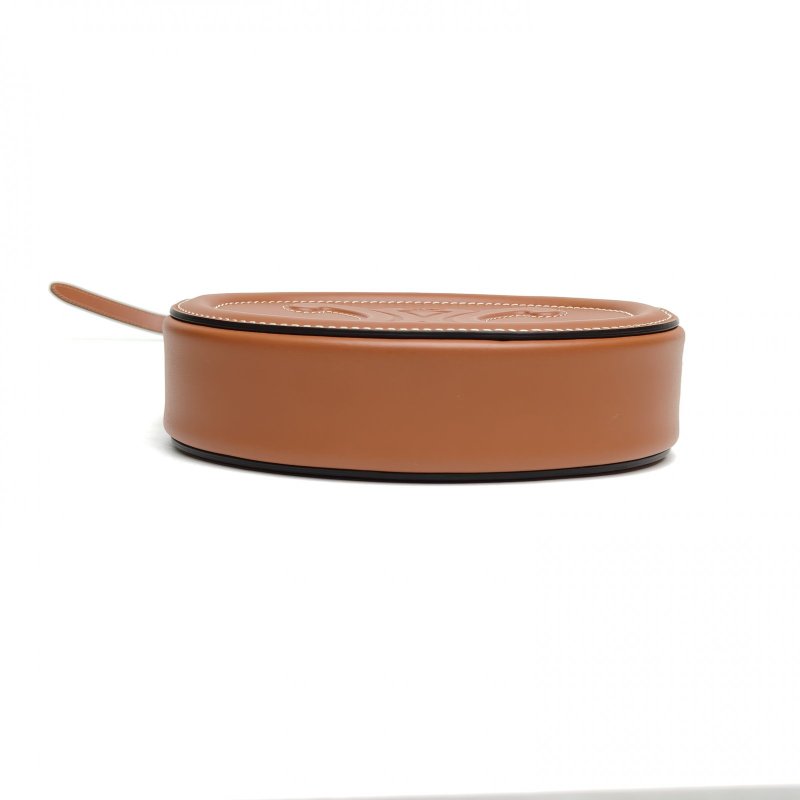 CELINE 凱旋門浮雕月餅包小號焦糖色牛皮金扣肩背包-4