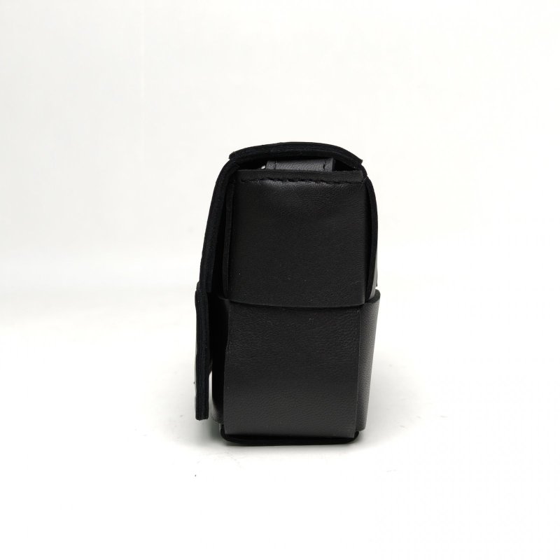 BOTTEGA VENETA CassetteMini12黑色羊皮肩背包-1