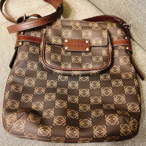 LOEWE 中性斜背包