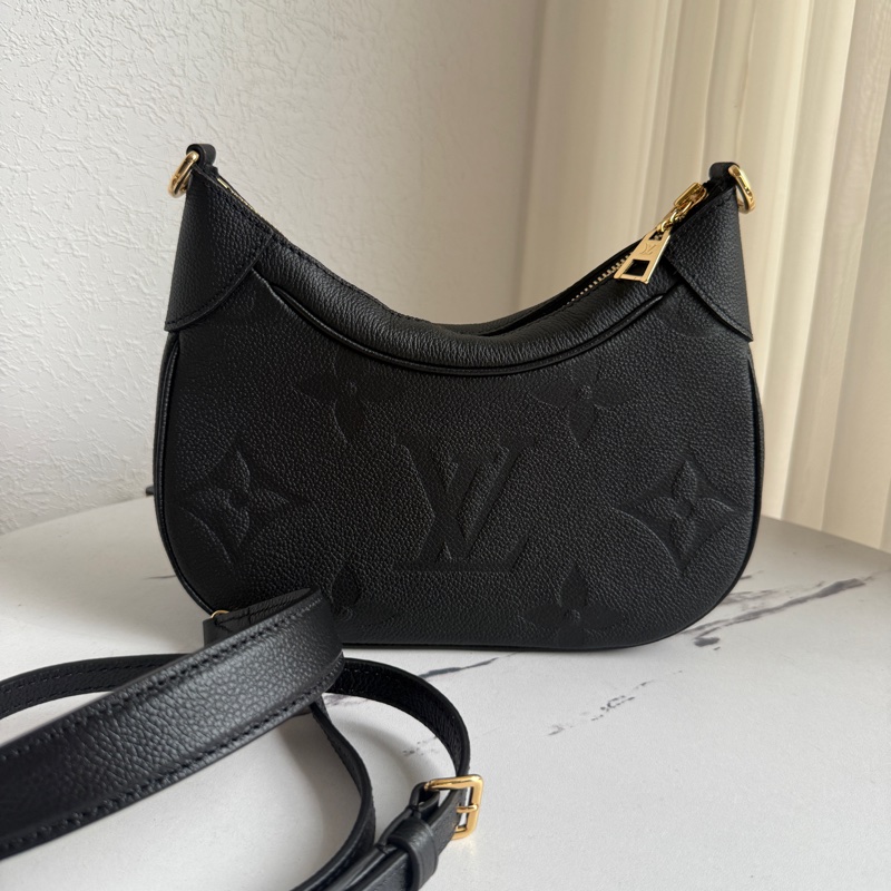 lv 黑壓紋半月腋下包 買不到了-0