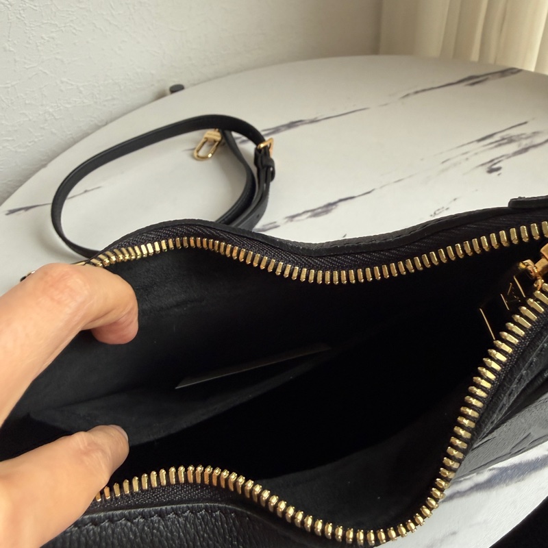 lv 黑壓紋半月腋下包 買不到了-9