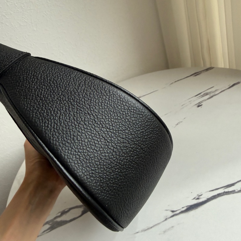 lv 黑壓紋半月腋下包 買不到了-11