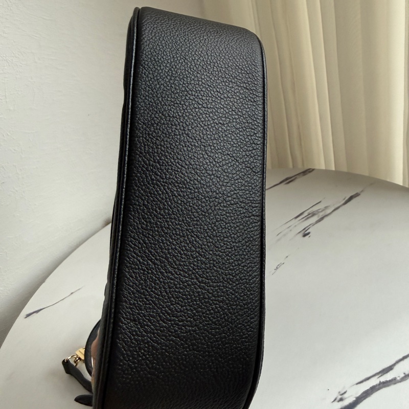 lv 黑壓紋半月腋下包 買不到了-15