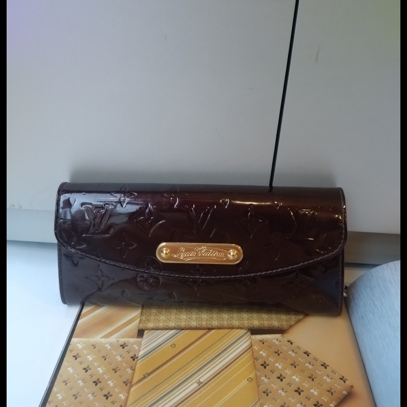 LV 金鍊咖紅亮皮vernis 腋下包-0