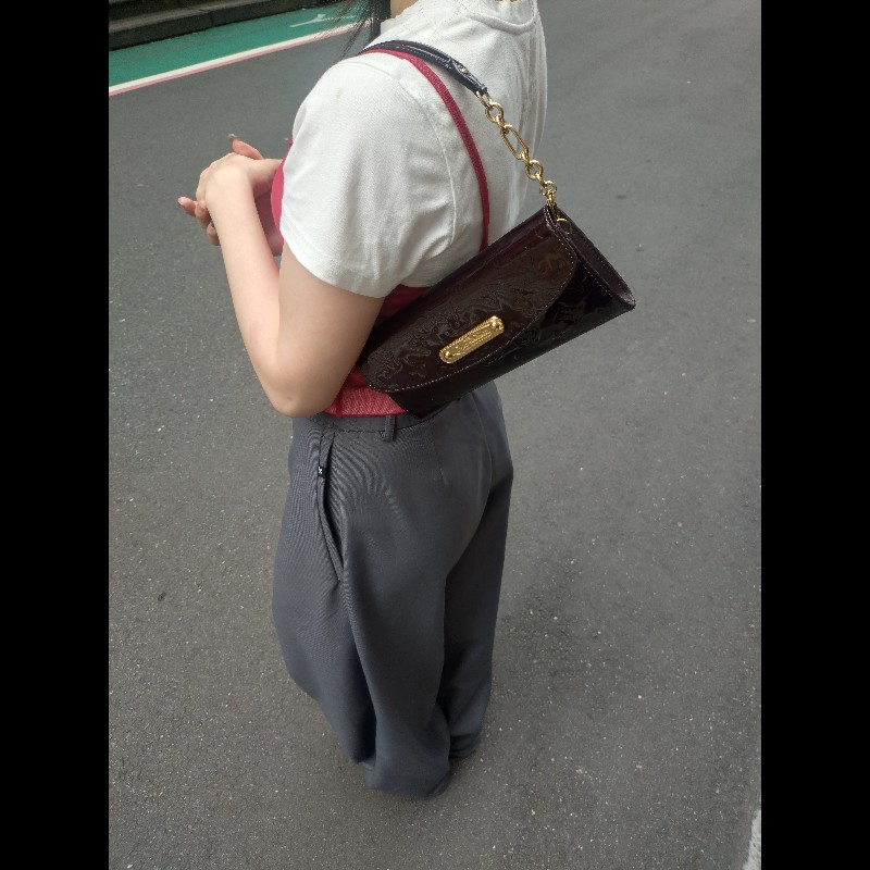 LV 金鍊咖紅亮皮vernis 腋下包-1