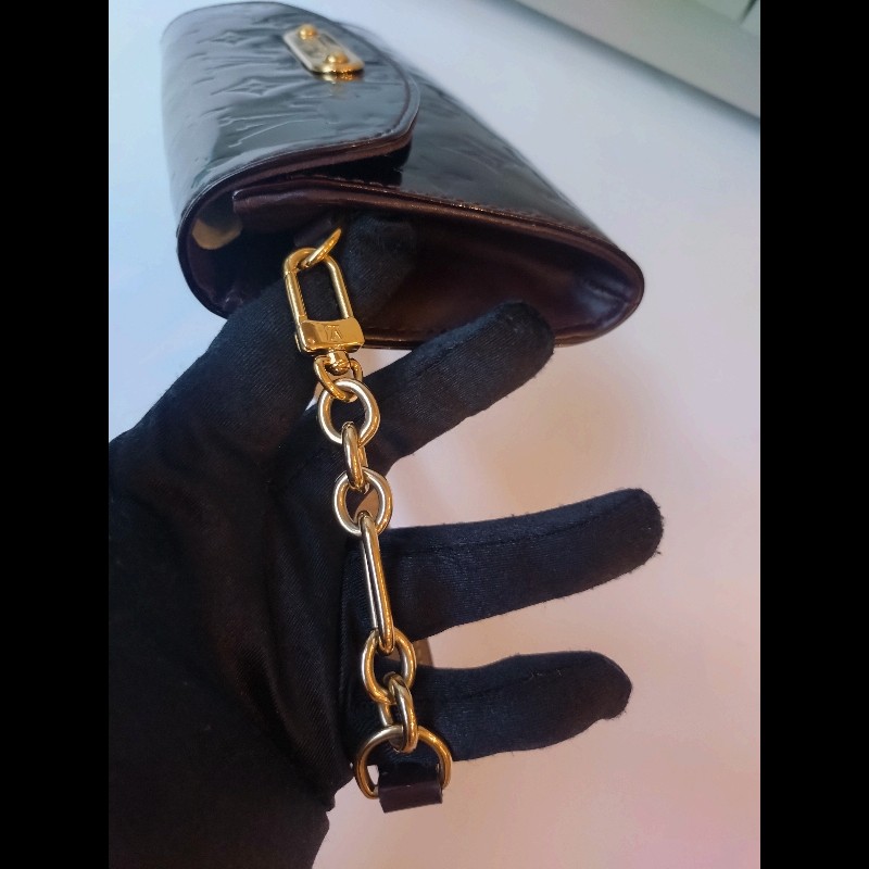 LV 金鍊咖紅亮皮vernis 腋下包-19