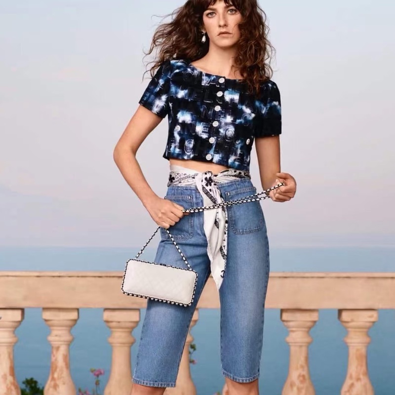 Chanel 大絲巾+牛仔褲 稀缺款👖時髦穿搭公式😻-1