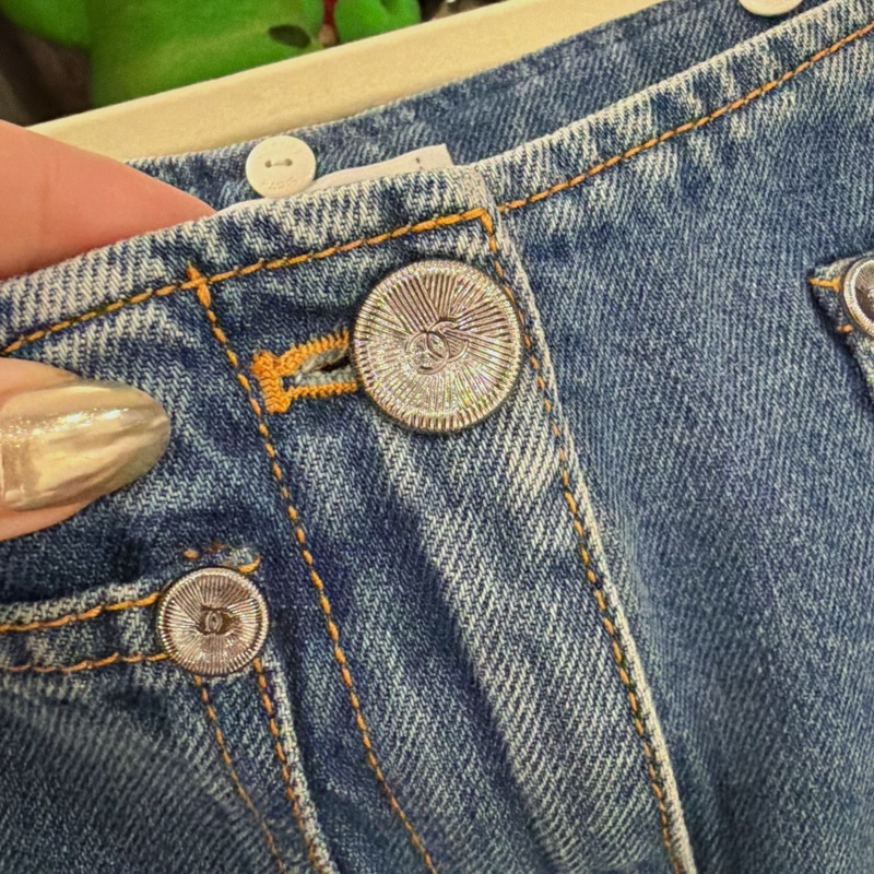 Chanel 大絲巾+牛仔褲 稀缺款👖時髦穿搭公式😻-7