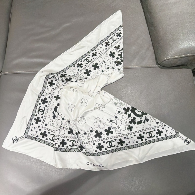 Chanel 大絲巾+牛仔褲 稀缺款👖時髦穿搭公式😻-8