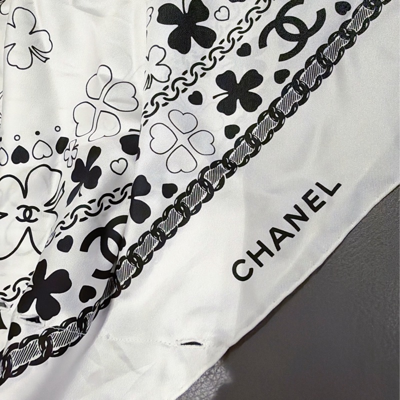 Chanel 大絲巾+牛仔褲 稀缺款👖時髦穿搭公式😻-10