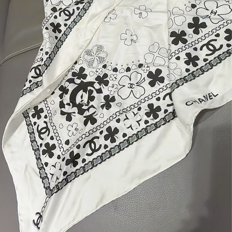 Chanel 大絲巾+牛仔褲 稀缺款👖時髦穿搭公式😻-11