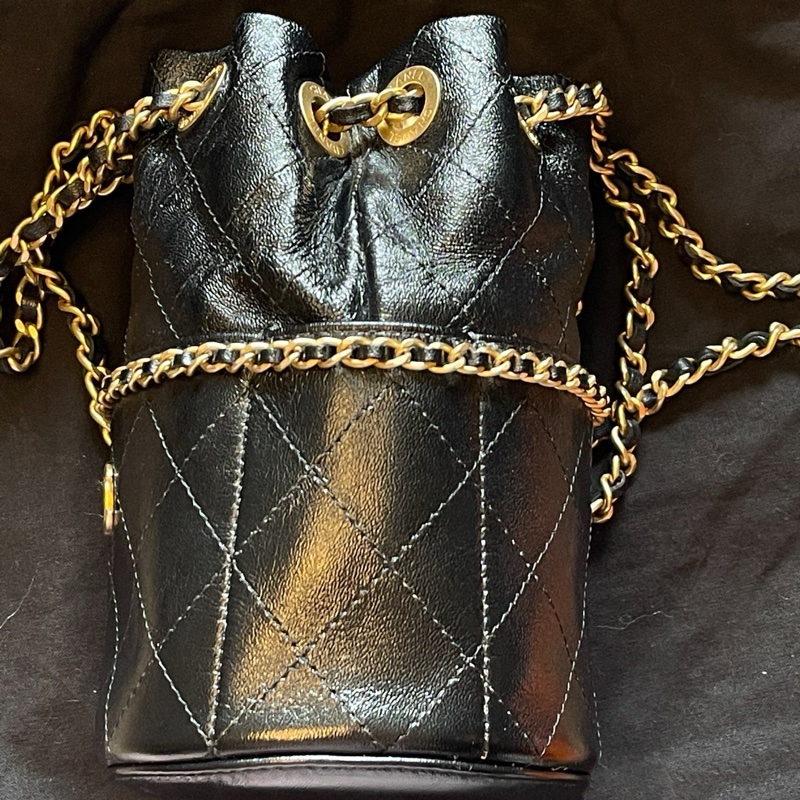 香奈兒Chanel 25c 黑金羊皮鏈條晶片款水桶包 -5