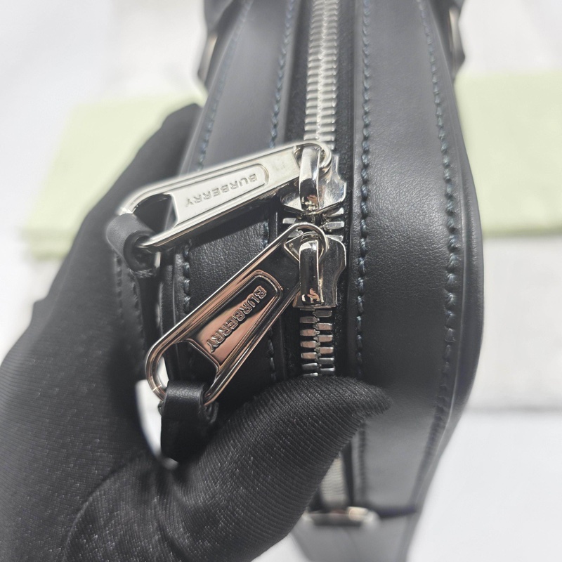 閒置新Burberry博柏利 可拆可调式肩背带拉链开合 小牛皮饰边 单肩斜挎手提包公文包 男款-6