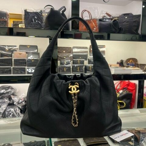 東區正精品㊣CHANEL AS5967 HOBO 26最新款近全新香奈兒黑色小牛皮金色皮穿鍊帶流浪包肩背包大款 RZ6395