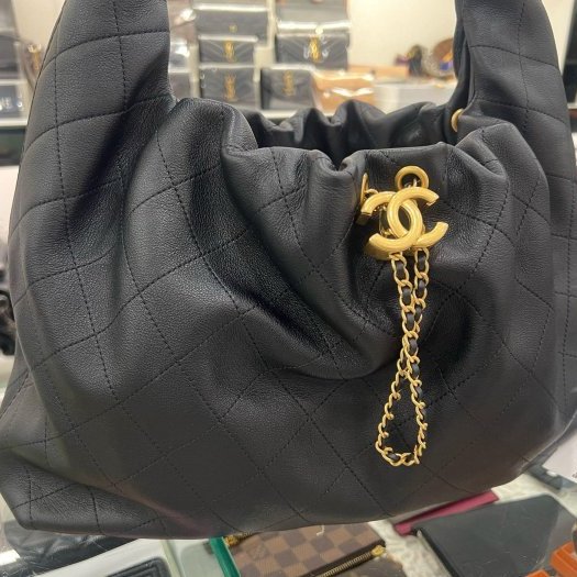 東區正精品㊣CHANEL AS5967 HOBO 26最新款近全新香奈兒黑色小牛皮金色皮穿鍊帶流浪包肩背包大款 RZ6395-1