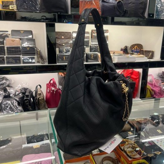 東區正精品㊣CHANEL AS5967 HOBO 26最新款近全新香奈兒黑色小牛皮金色皮穿鍊帶流浪包肩背包大款 RZ6395-3