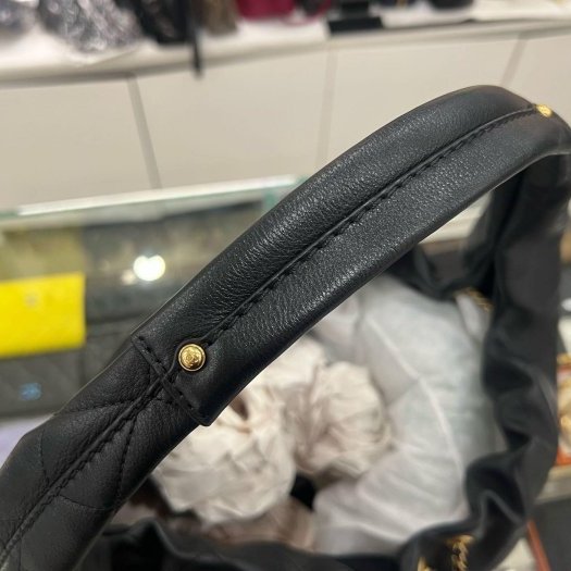 東區正精品㊣CHANEL AS5967 HOBO 26最新款近全新香奈兒黑色小牛皮金色皮穿鍊帶流浪包肩背包大款 RZ6395-5